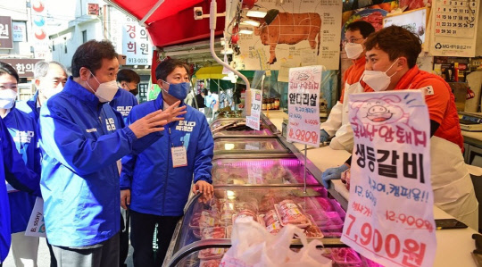 이낙연(사진) 더불어민주당 상임선대위원장이 30일 서울 성북구 정릉시장에서 4ㆍ7 재보선 박영선 서울시장 후보 지원유세를 마친 뒤 상인들과 이야기를 나누고 있다. <연합뉴스>
